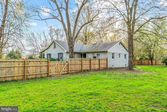 Building Photo - 8413 Rosemont Cir