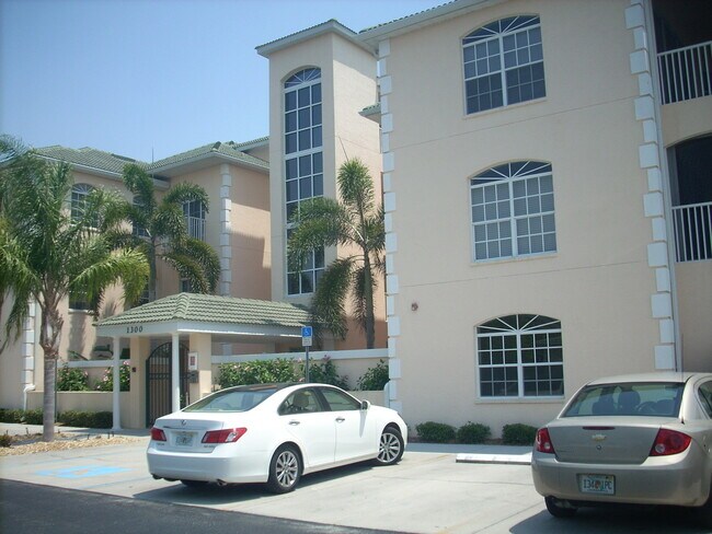 Building Photo - Modern 2BD/2BA Condo in Gondola Park