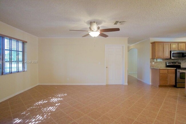 Building Photo - 4770 Holly Dr