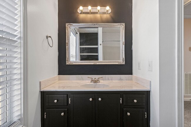 Building Photo - Pet Friendly Five Bedroom with Basement!