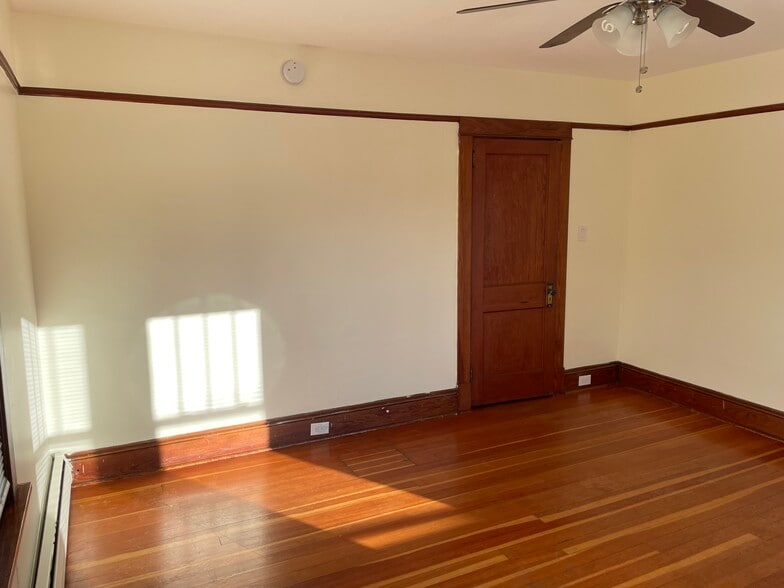 Building Photo - 207 Safford St