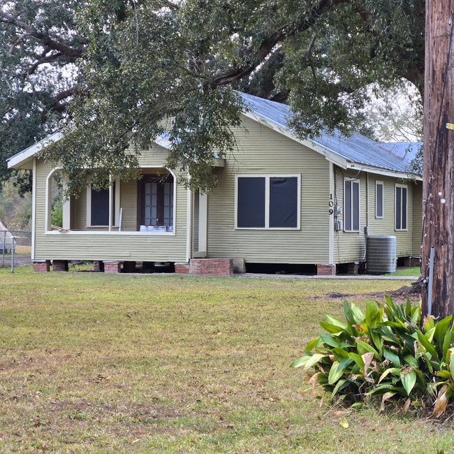 Building Photo - 109 Champagne Ln