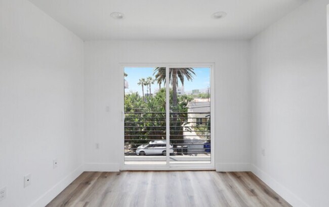 Building Photo - Newer Townhouse Available!