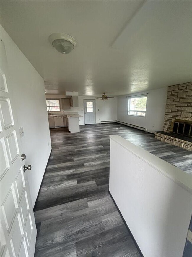 Building Photo - 209 E 3rd St