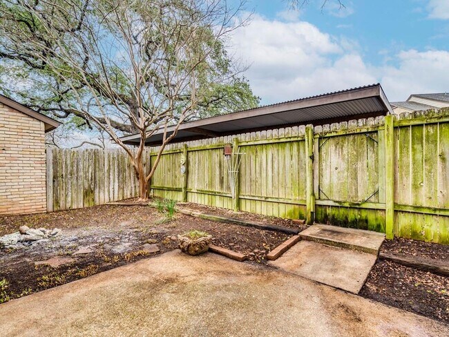 Building Photo - 8305 Summer Side Dr