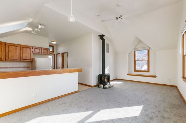 Building Photo - 1 Bed, 1 Bath Studio *All Utilities Included*