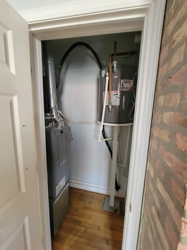 Building Photo - 1340 W 18th Pl