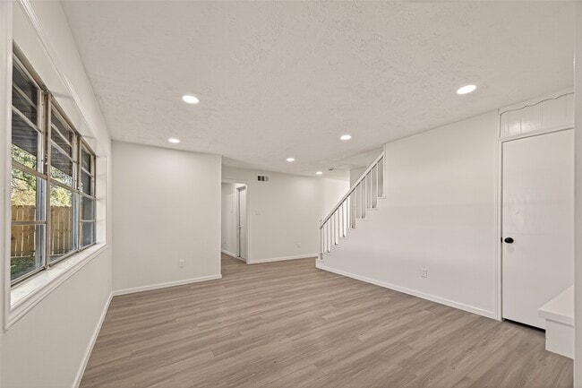 Building Photo - 2015 N Fisher Ct