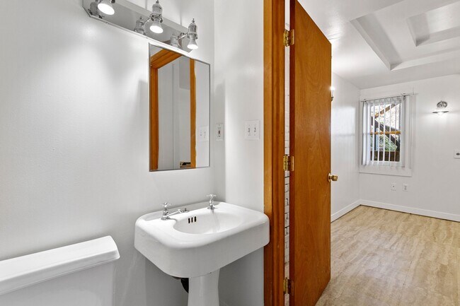 Building Photo - Large Studio apt close in SW! Pets OK!
