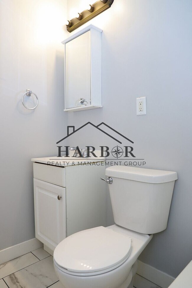 Building Photo - 11th Avenue NE Duplex