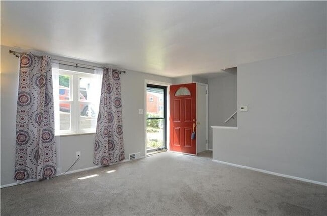 Building Photo - Two Bedroom in Castle Shannon! Central air - Garage - Laundry!