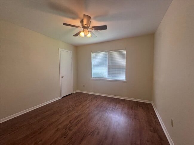 Building Photo - 802 Hillside Dr