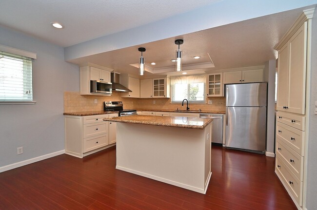 Building Photo - $3,695 - GORGEOUS PARKMONT TOWN HOME IN CE...