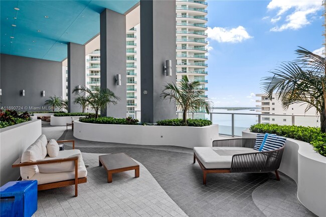 Building Photo - 1300 Brickell Bay Dr