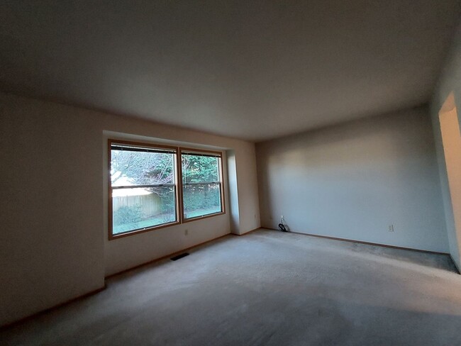 Building Photo - Federal Way Rambler featuring vaulted ceil...