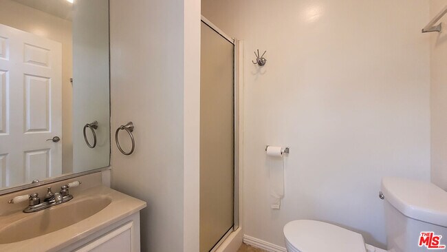 Building Photo - 419 N Van Ness Ave