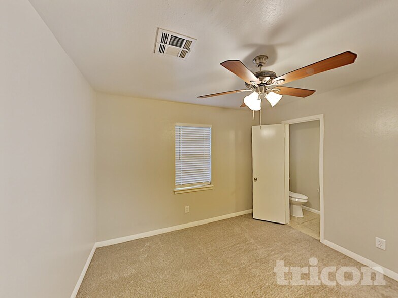 Building Photo - 411 E Carby Rd