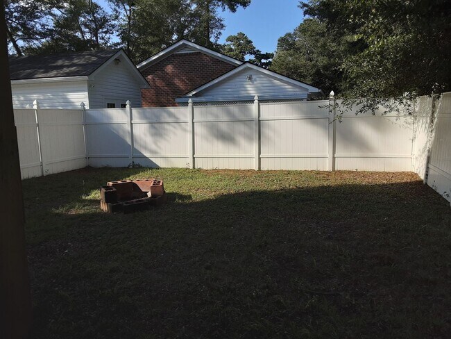 Building Photo - Townhouse Walking Distance to the Beach