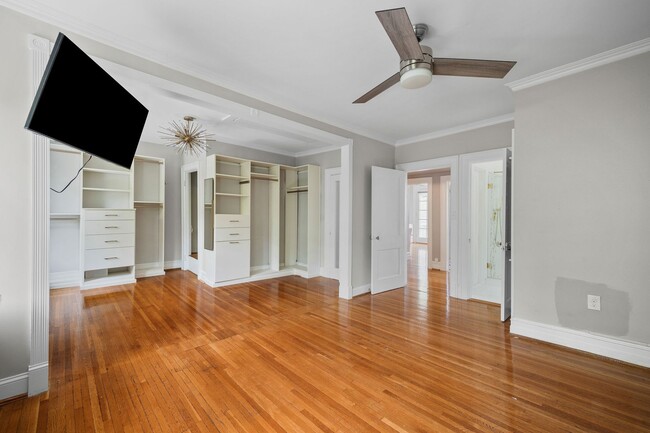 Building Photo - Beautiful Renovated 3 Bedroom 2.5 Bath off...