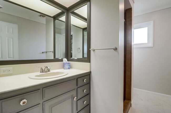 Building Photo - Pristine 4 bedroom, 2 bath, single level h...