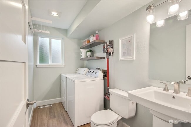 Building Photo - Well Maintained 3 Bed 2.5 Bath for Rent!