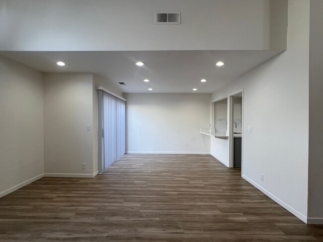 Building Photo - Bright & Spacious 3 Bedroom 2.5 Bath Duet ...