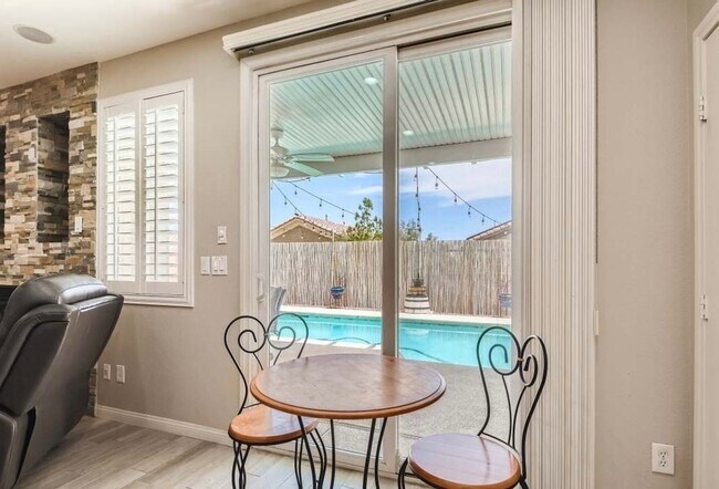 Building Photo - Beautiful Home w/Sparkling Pool