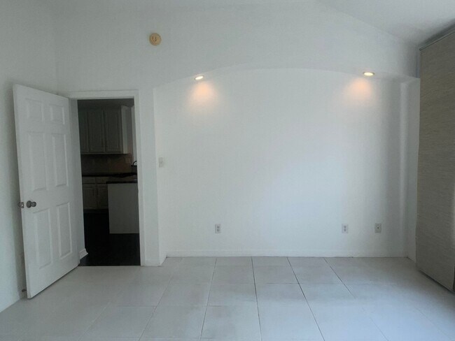 Building Photo - 4 BEDROOM, EASY COMMUTE
