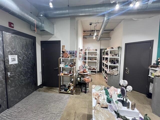 Building Photo - 190 Christopher Columbus Dr