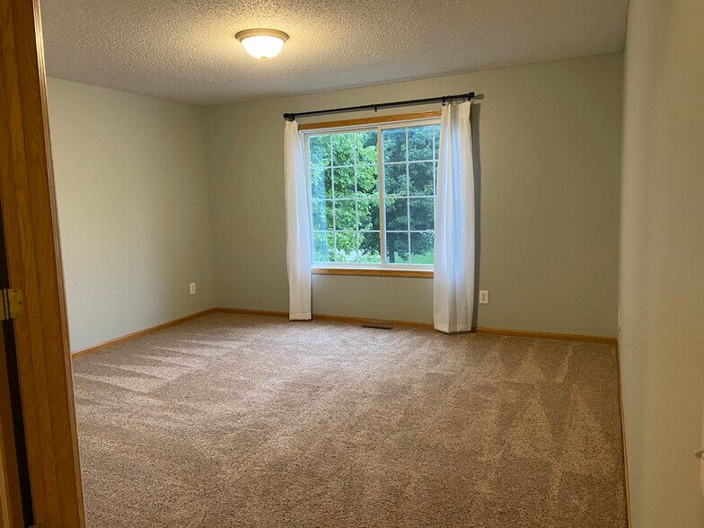 Building Photo - 202 River Woods Dr