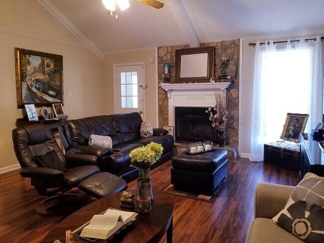 Building Photo - 3521 Hilltop Dr