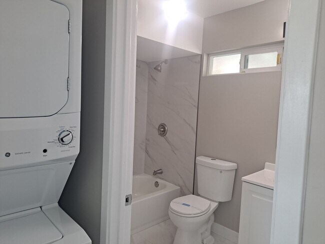 Building Photo - downstairs 1 bedroom /Split AC/ washer and...