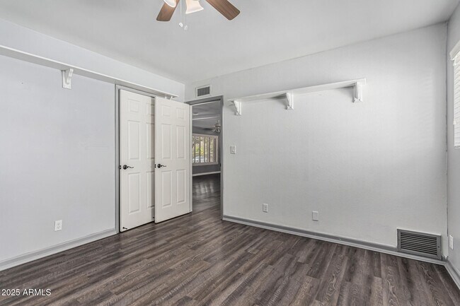 Building Photo - 9048 E Grandview St