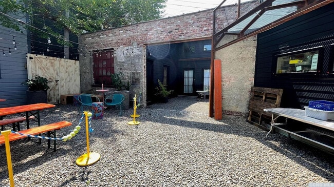 Building Photo - 747 1/2 Columbia St