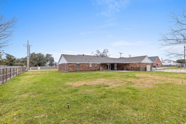 Building Photo - 1412 W McNeese St
