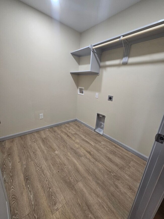 Building Photo - Spacious 3/2/2 Home with Modern Finishes a...