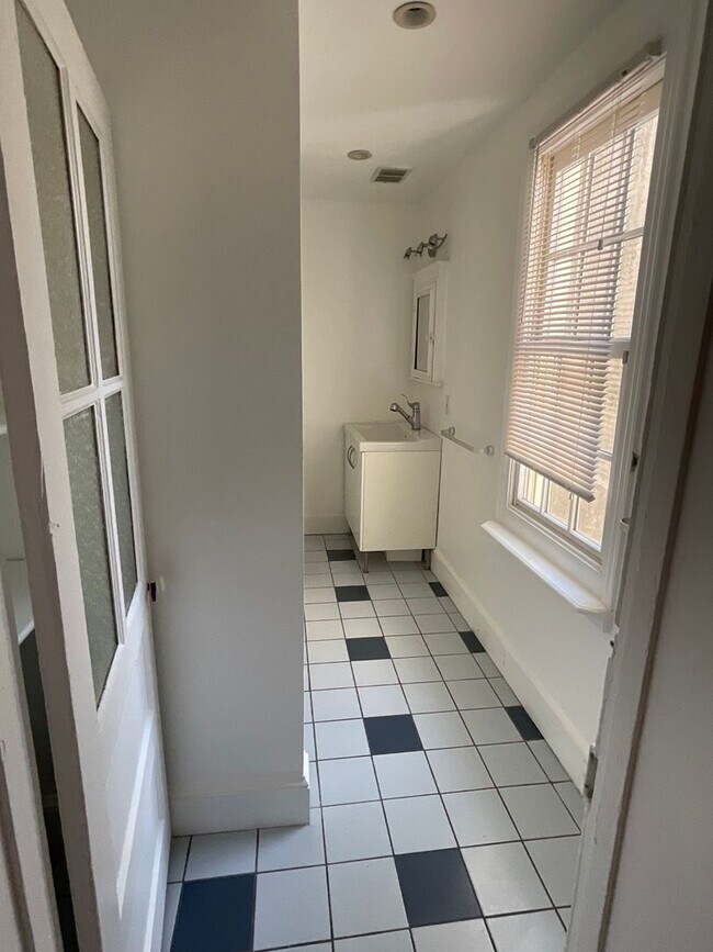 Building Photo - 624 Catharine St