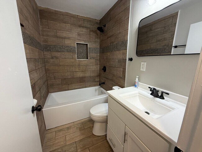 Building Photo - 2 bedroom, 1 bathroom - Home in West Rome!