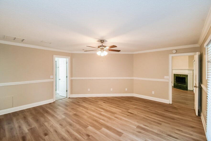 Building Photo - 8233 Lakemont Dr