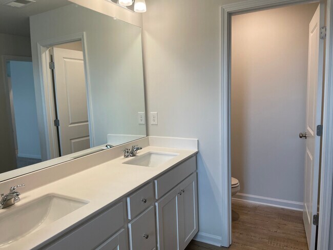 Building Photo - 104 Founders Dr