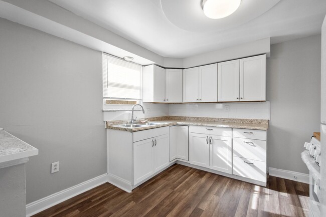 Building Photo - GORGEOUS 3 BEDROOM HOME IN BROOKLINE! FEAT...