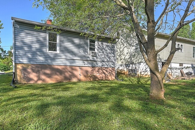 Building Photo - 304 N Hardin St