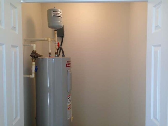 Building Photo - 331 Village Dr