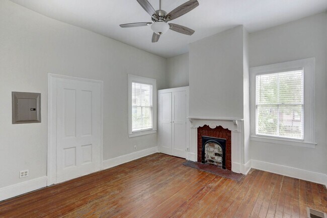 Building Photo - Large Two Bedroom Apartment - Lots of Hist...