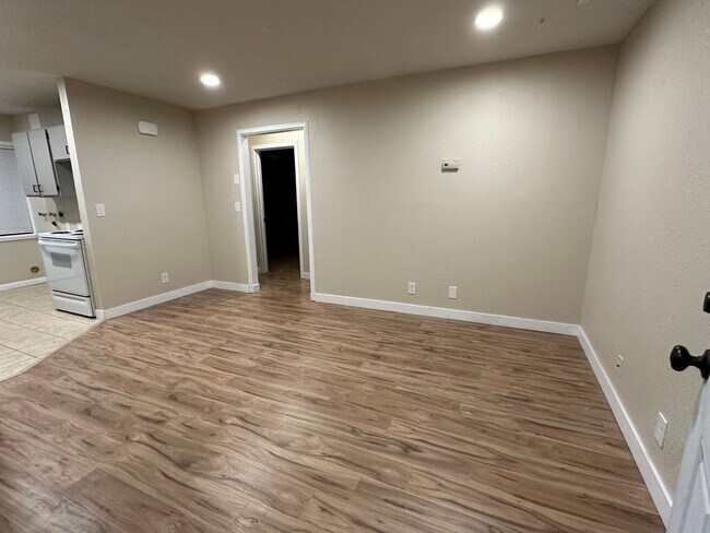 Building Photo - Duplex Front Unit!!!