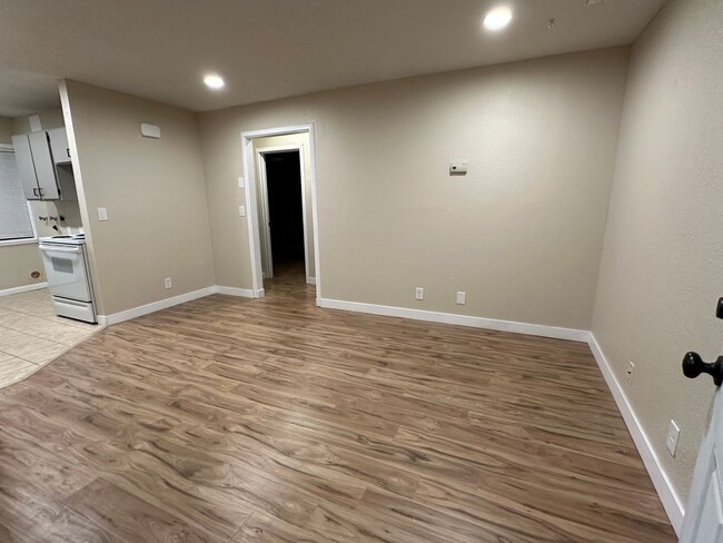 Building Photo - GET $500 OFF THE FIRST MONTHS RENT!!!