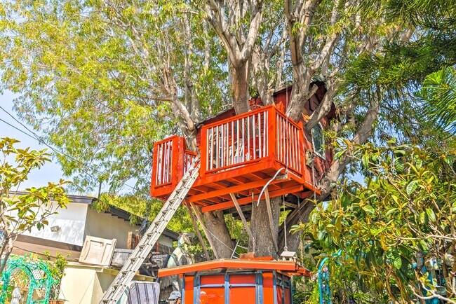 Building Photo - 2434 Cloverfield Blvd