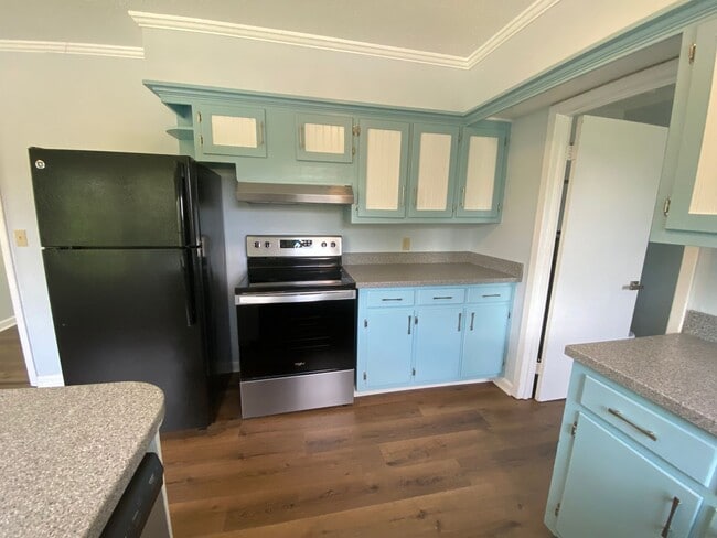 Building Photo - Downtown West Jefferson Living – 3BR Home with Deck & Carport