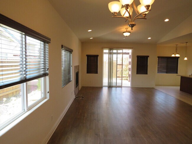 Building Photo - 305 Hampton Dr