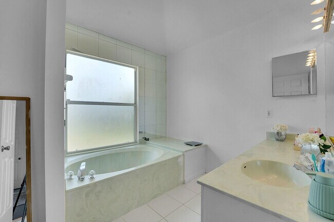 Building Photo - 333 SW Dwight Ave